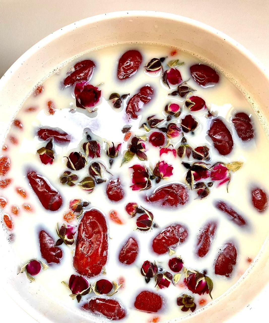 这款玫瑰红枣姜撞奶非常好喝,特别适合女孩子,喝起来暖暖的,真的很棒!