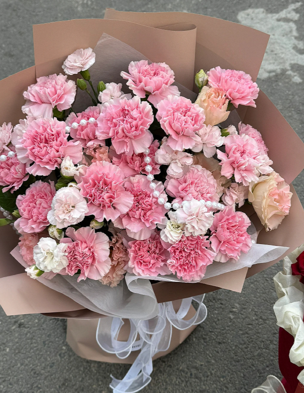 订婚花束组合 无论是在阳光明媚的午后,还是在星光璀璨的夜晚,这款