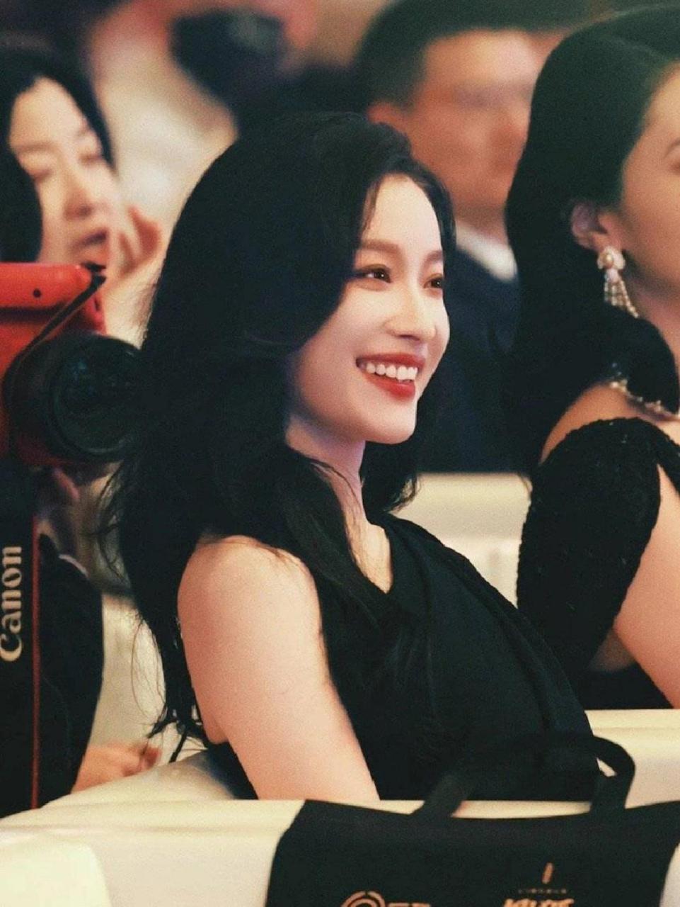 倪妮也是我心目中的女神啊!笑起来真迷人[鄙视]