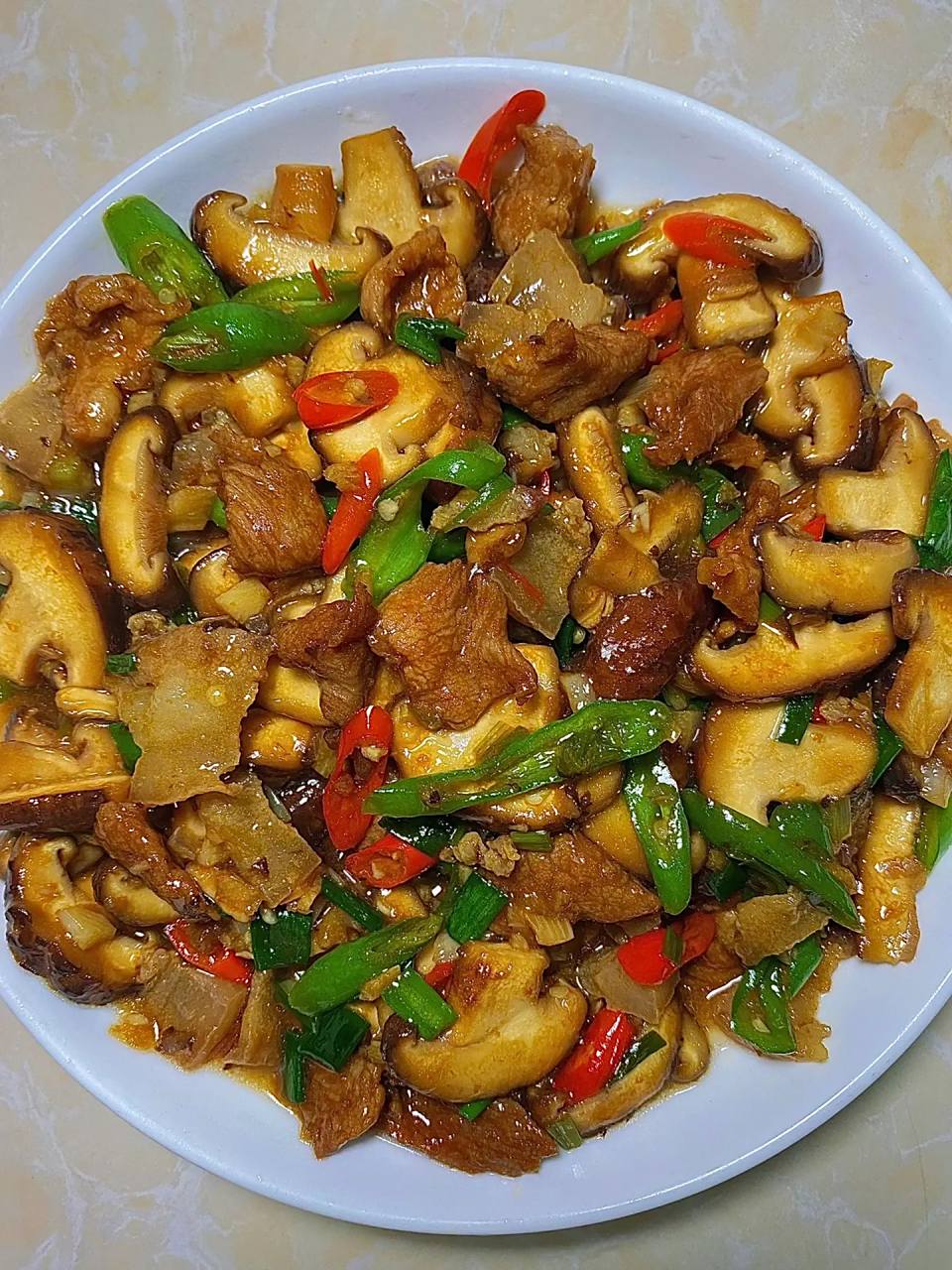 香菇炒肉的家常做法,每次做这道菜总担心米饭不够吃,太下饭了 今天给