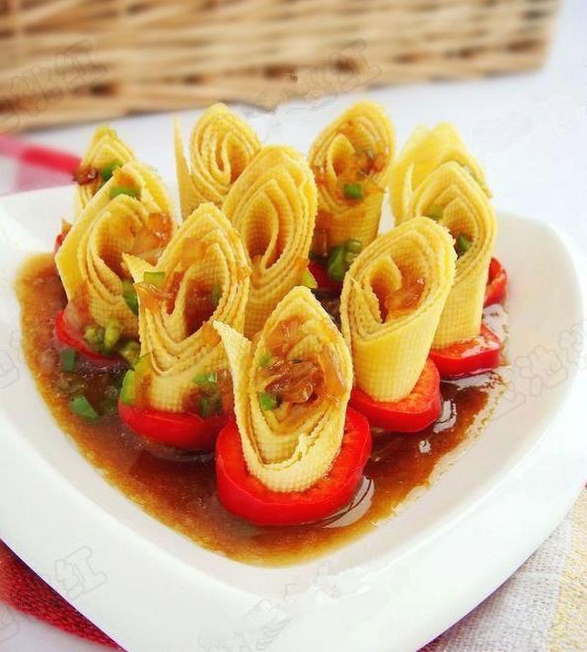 五福黄金卷的做法 食材: 豆腐皮2大张,红尖椒1个,青椒1小块,食盐2克