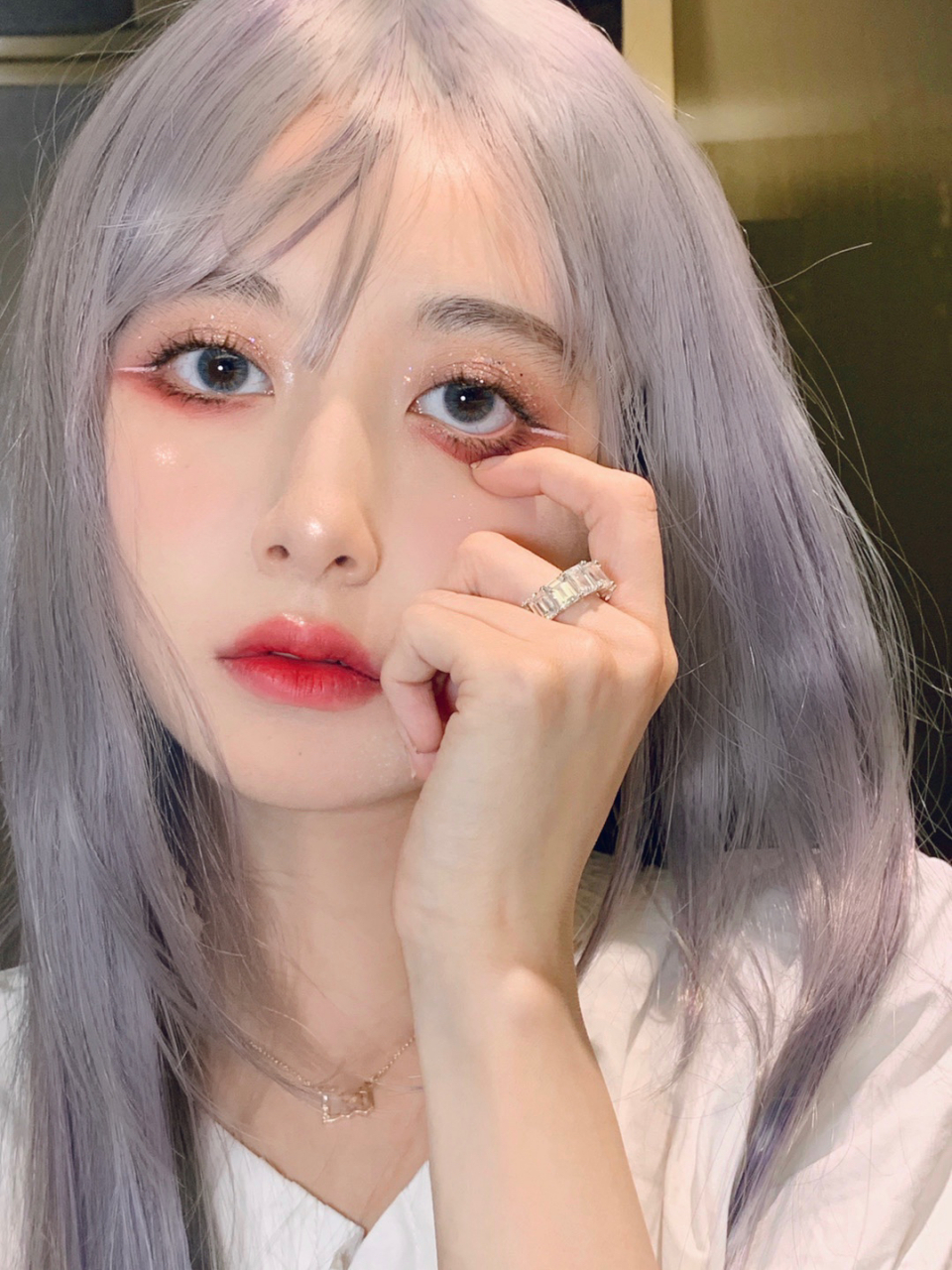 妆容信息 口红:3ceshameless唇釉 眼影:下眼部用唇釉直接涂开 上眼影