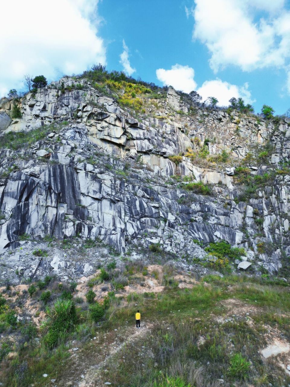 丰梅岭水库,秋天徒步  随着秋意渐渐浓厚,我们趁着明媚的天气与好友