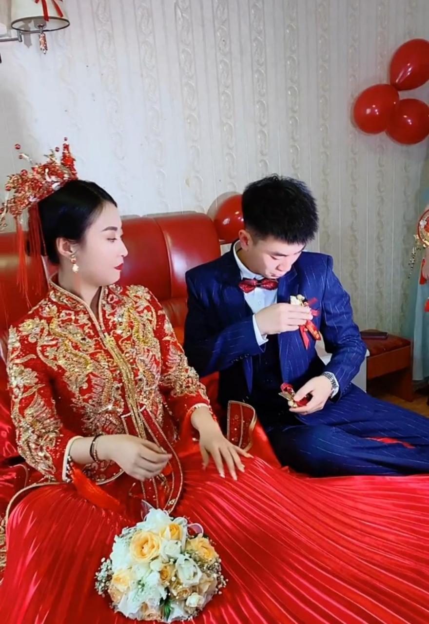 郎才女貌,新娘子穿秀禾服,新郎穿西服看着也挺搭!