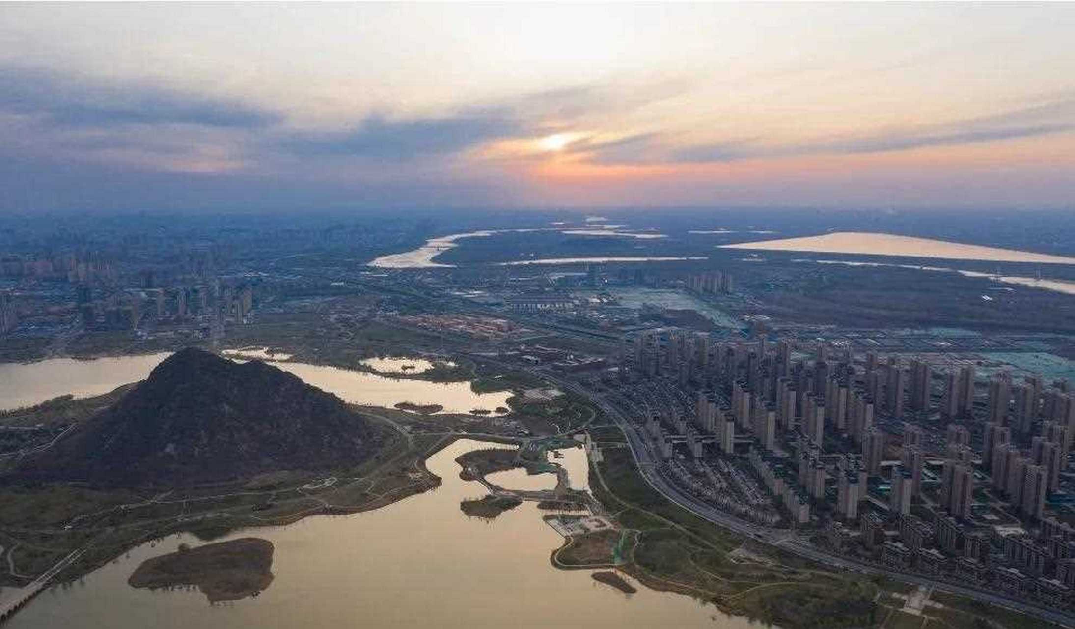 鹊华烟雨是济南八景之一.鹊,华两山,在济南市城北,山势俊秀,景色迷人.