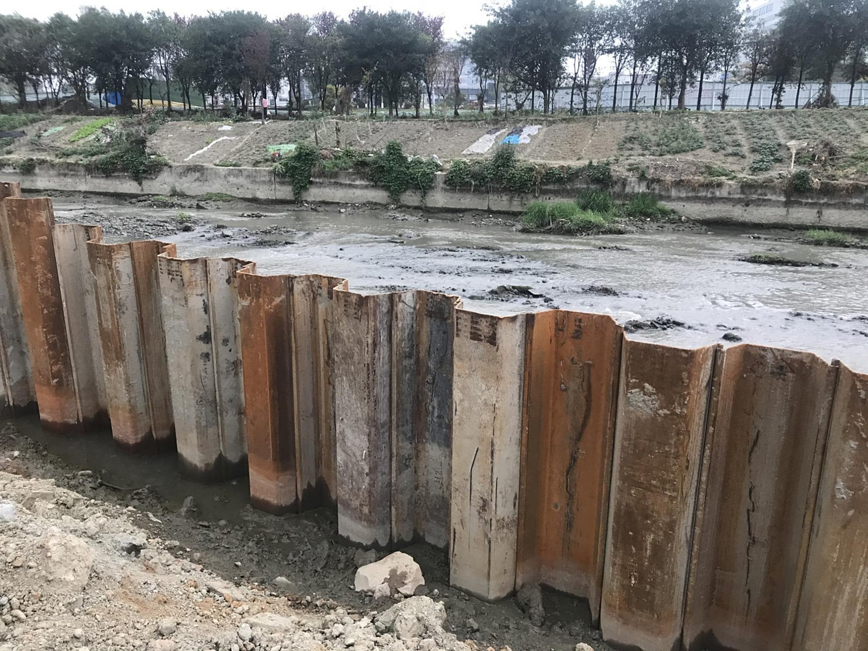 钢板桩介绍 根据钢板桩横截面形状和用途主要分为:u形,z形,w形三种