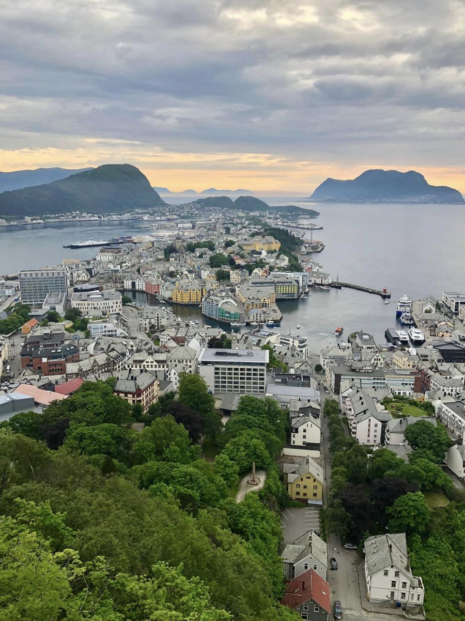 亲爱的朋友们,今天我要给大家介绍一个美丽而神奇的国度——挪威!