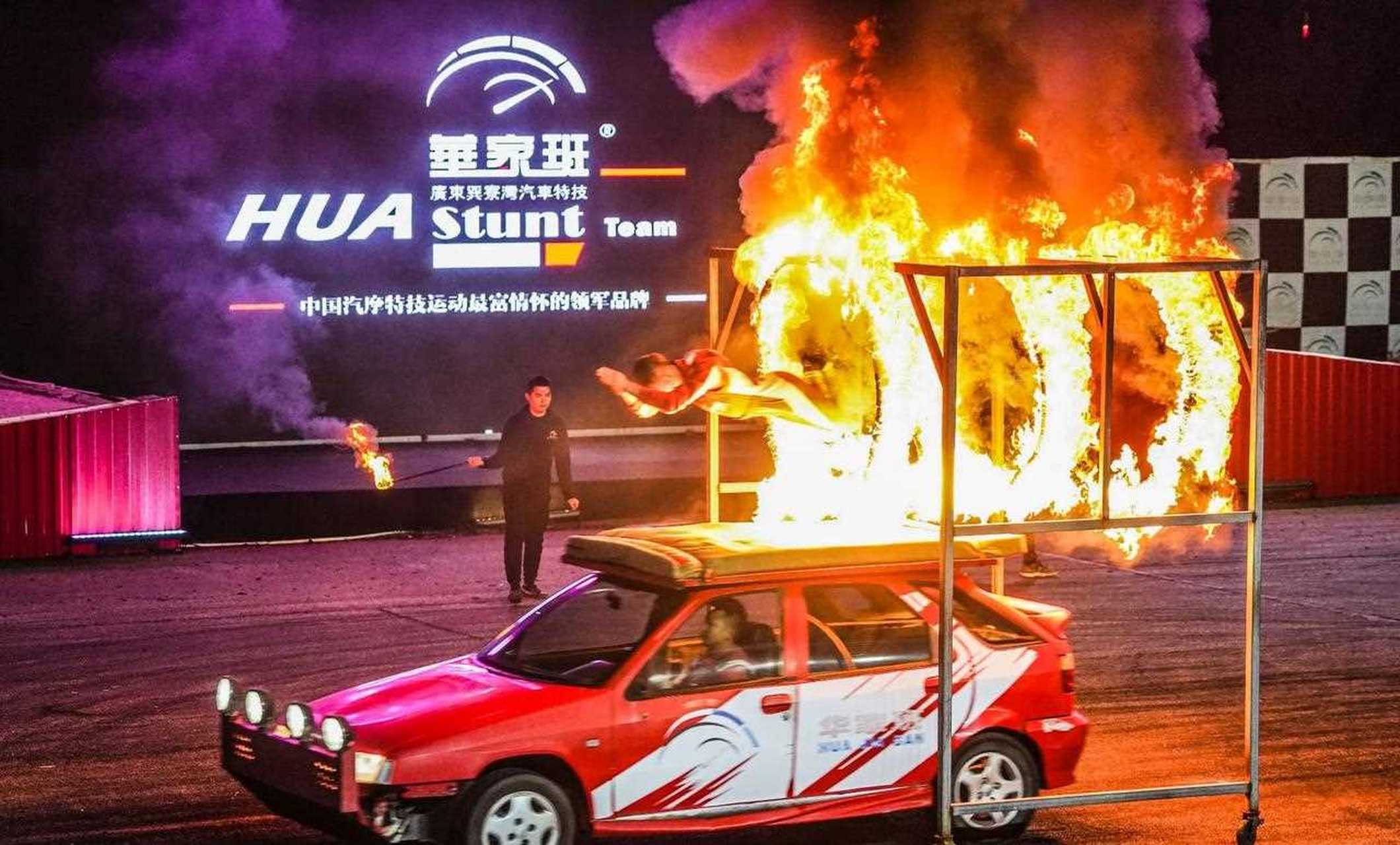 惠州华家班汽车特技表演,摩托车手也登场,记得主持人介绍他今年只有19