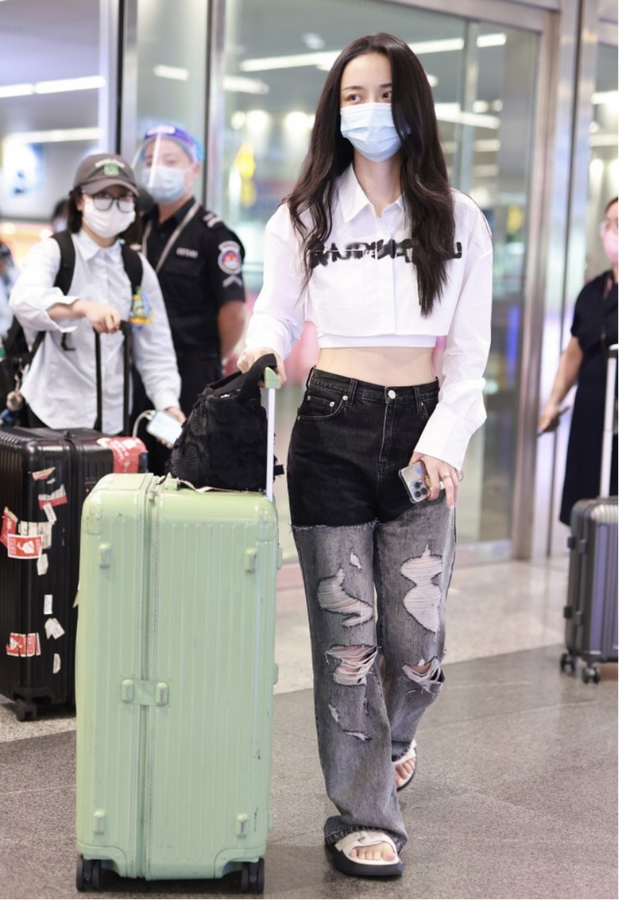 短衬衫与高腰牛仔裤的显高搭配却有着不一样的时尚体验.