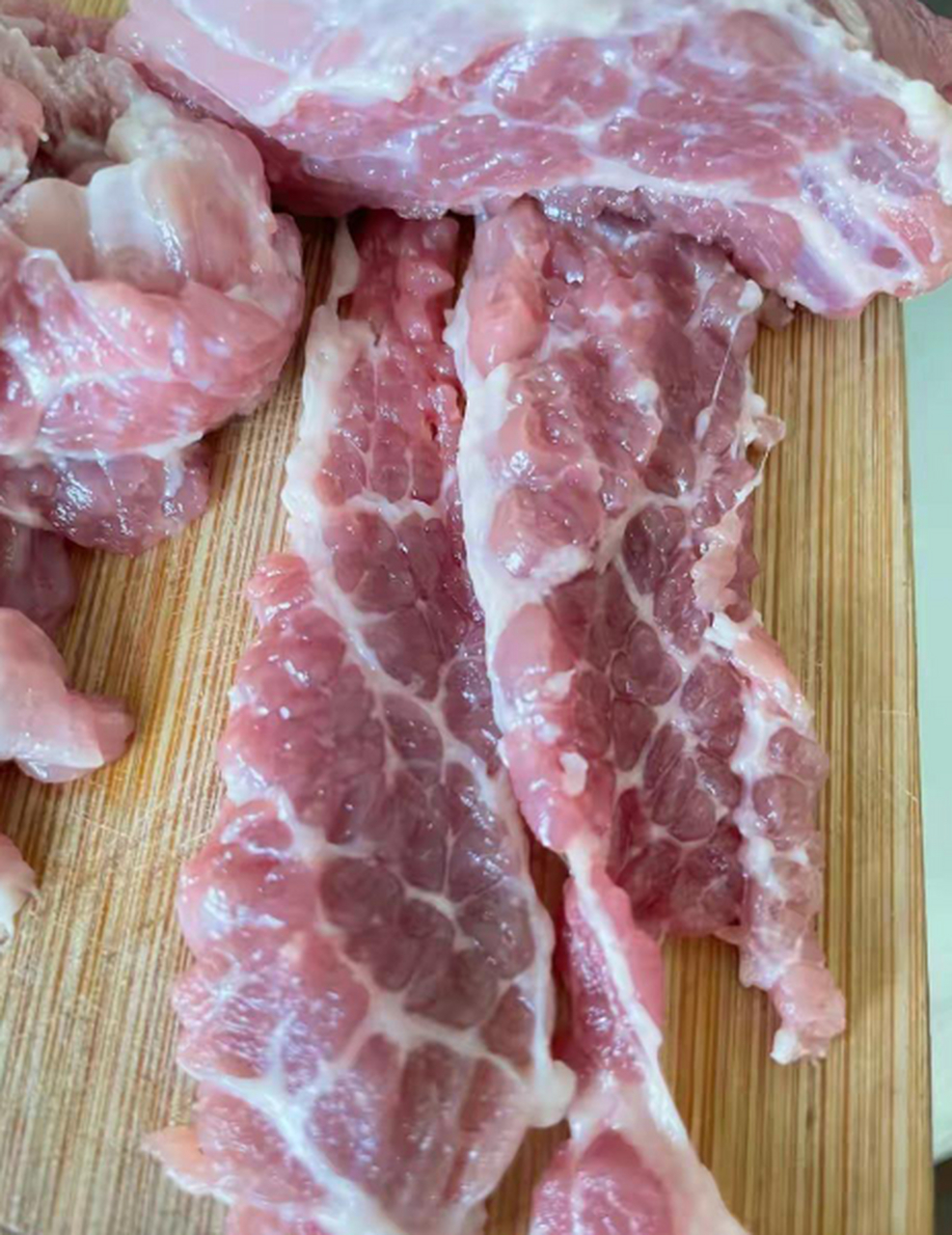 老公买的猪肉,他说这是雪花肉,100一斤