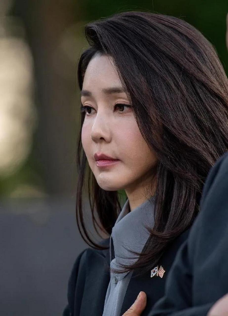 高清镜头下的韩国第一夫人金建希,神似"不老传奇"刘晓庆.