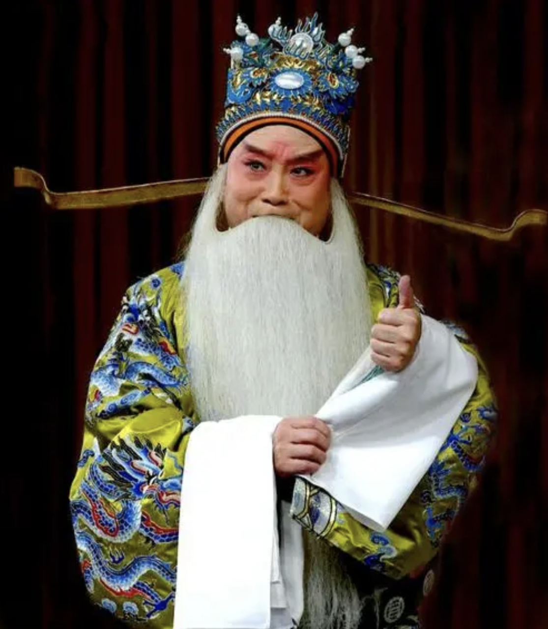 起初,他担任司徒长史,五月底,乔玄睡在大门中间,半夜以后,看见东面的