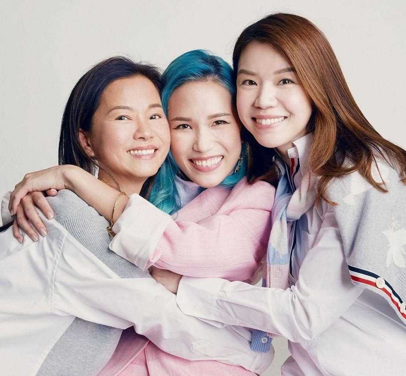 香港明星林珊珊和女儿的合照,她两个女儿颜值都很高