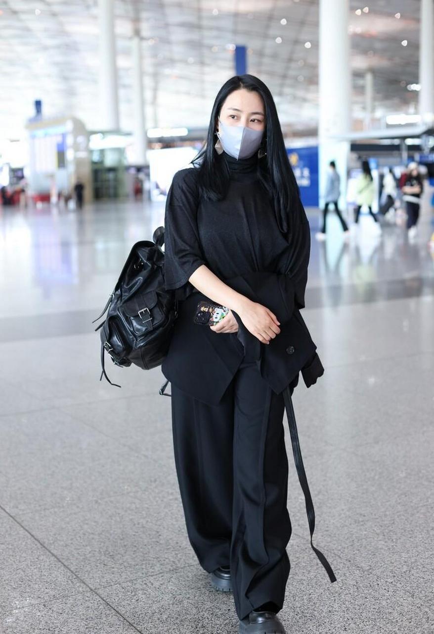 马苏机场街拍,黑色衬衫 阔腿裤简约随性! 大家看呢?