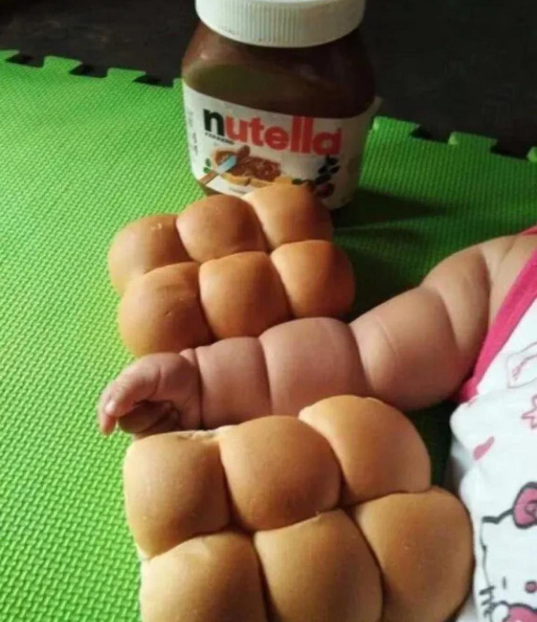 婴儿的手臂像面包一样胖!