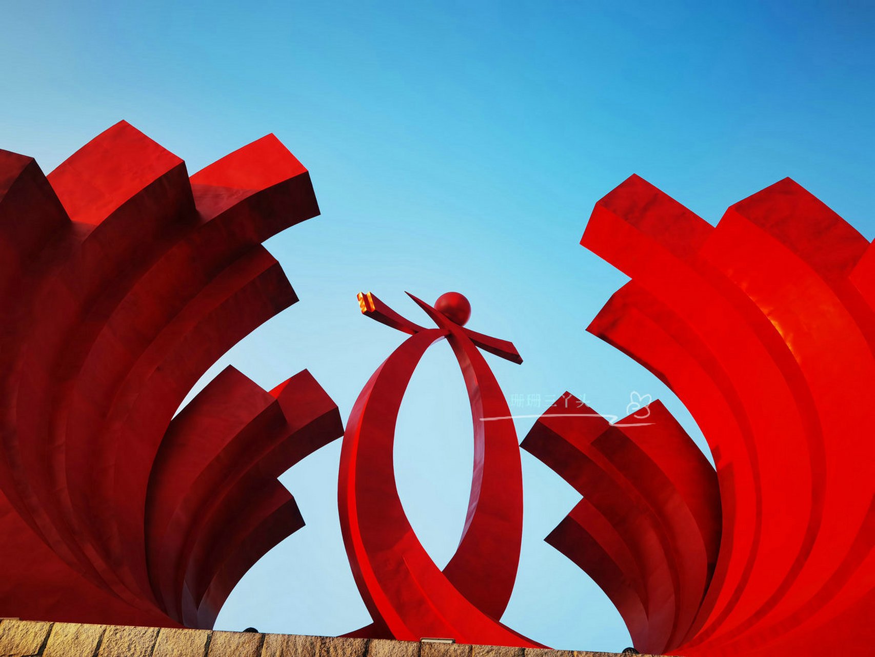 珊珊三丫头在清远游玩,在清远的凤城文化广场,遇见一座非常巨大的雕塑