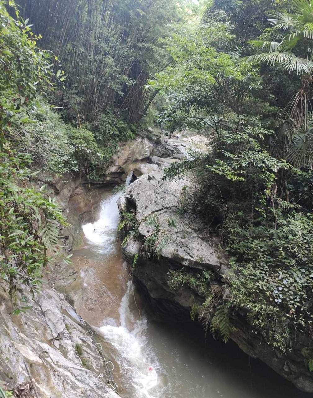 日戏水推荐:金刀峡溯溪.