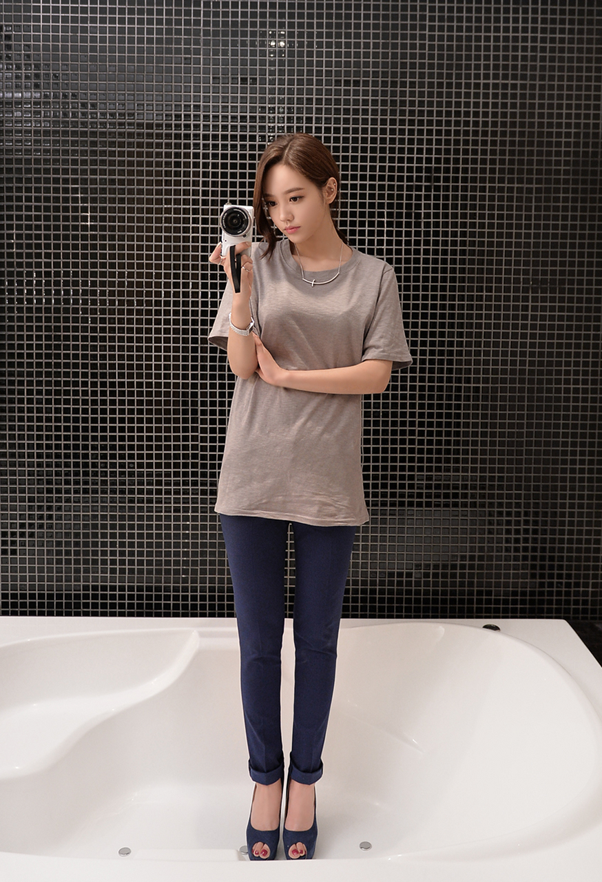 女神孙允珠时尚搭配:休闲圆领短体恤#女神孙允珠# #孙允珠时尚穿搭