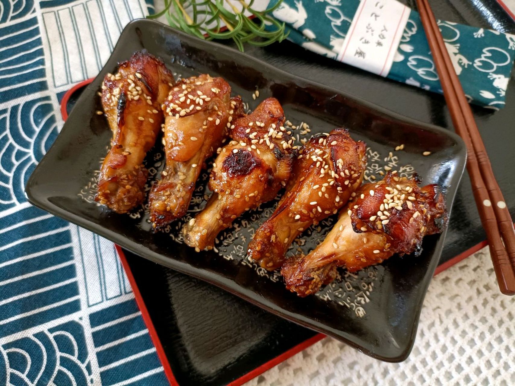 蜜汁照烧鸡翅根的用料 鸡翅根:1000克 日式照烧酱:2大勺 酱油:2勺