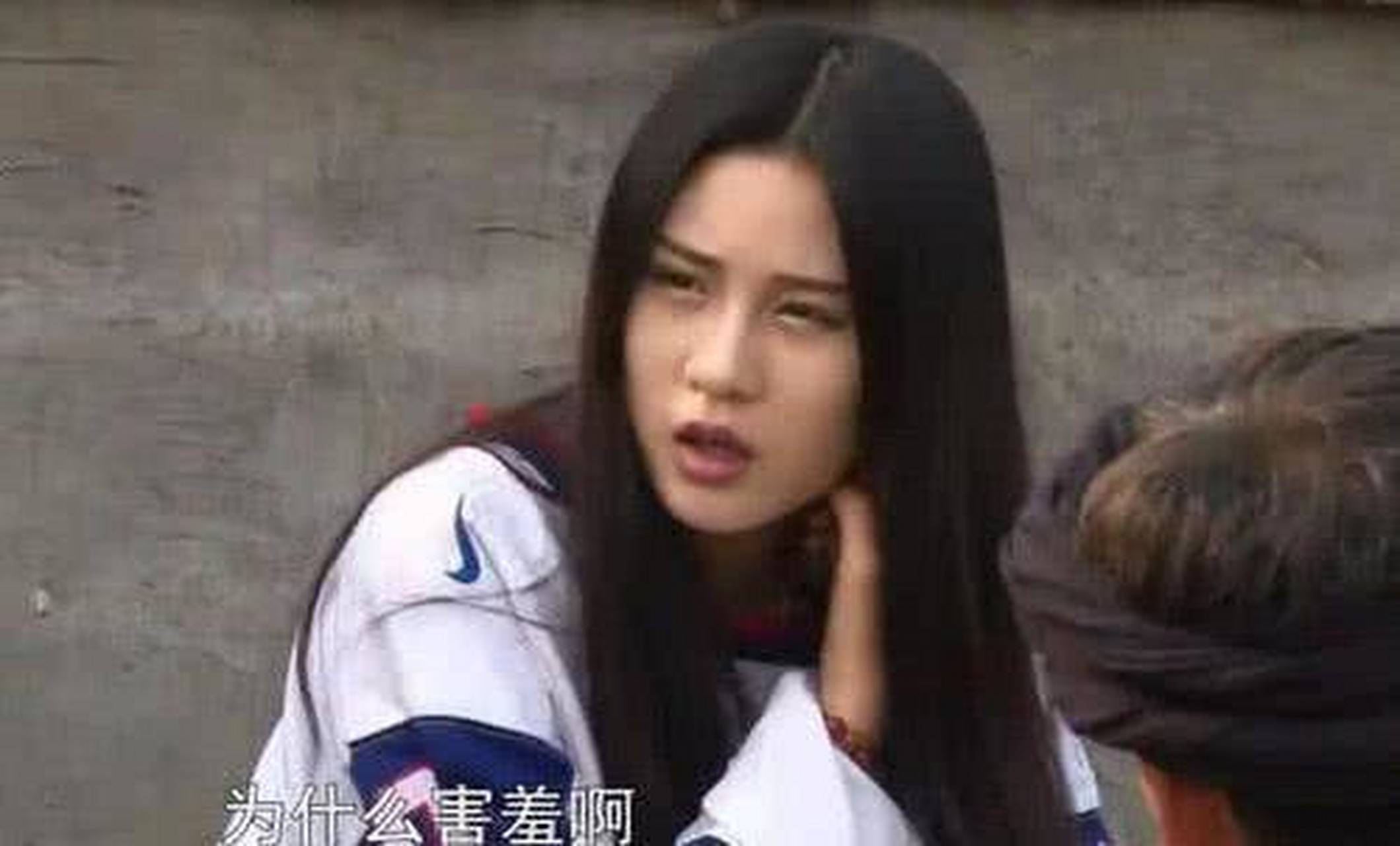 还记得《变形计》的杨馥宇吗?如今穿上红色吊带,性感撩人!