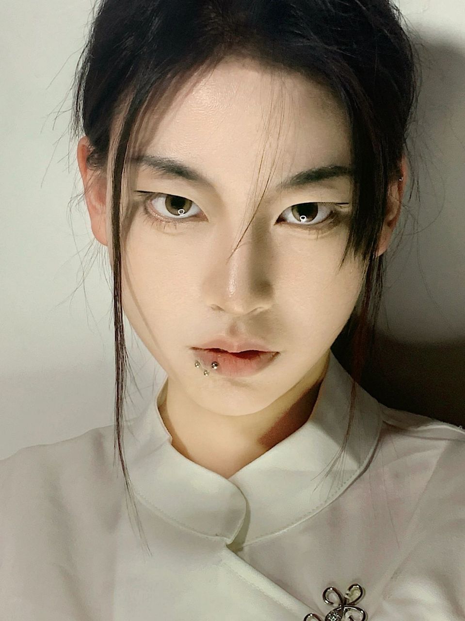 单眼皮独有的古风清冷无性别妆容 今天是清贵公子人设,所以画了一个