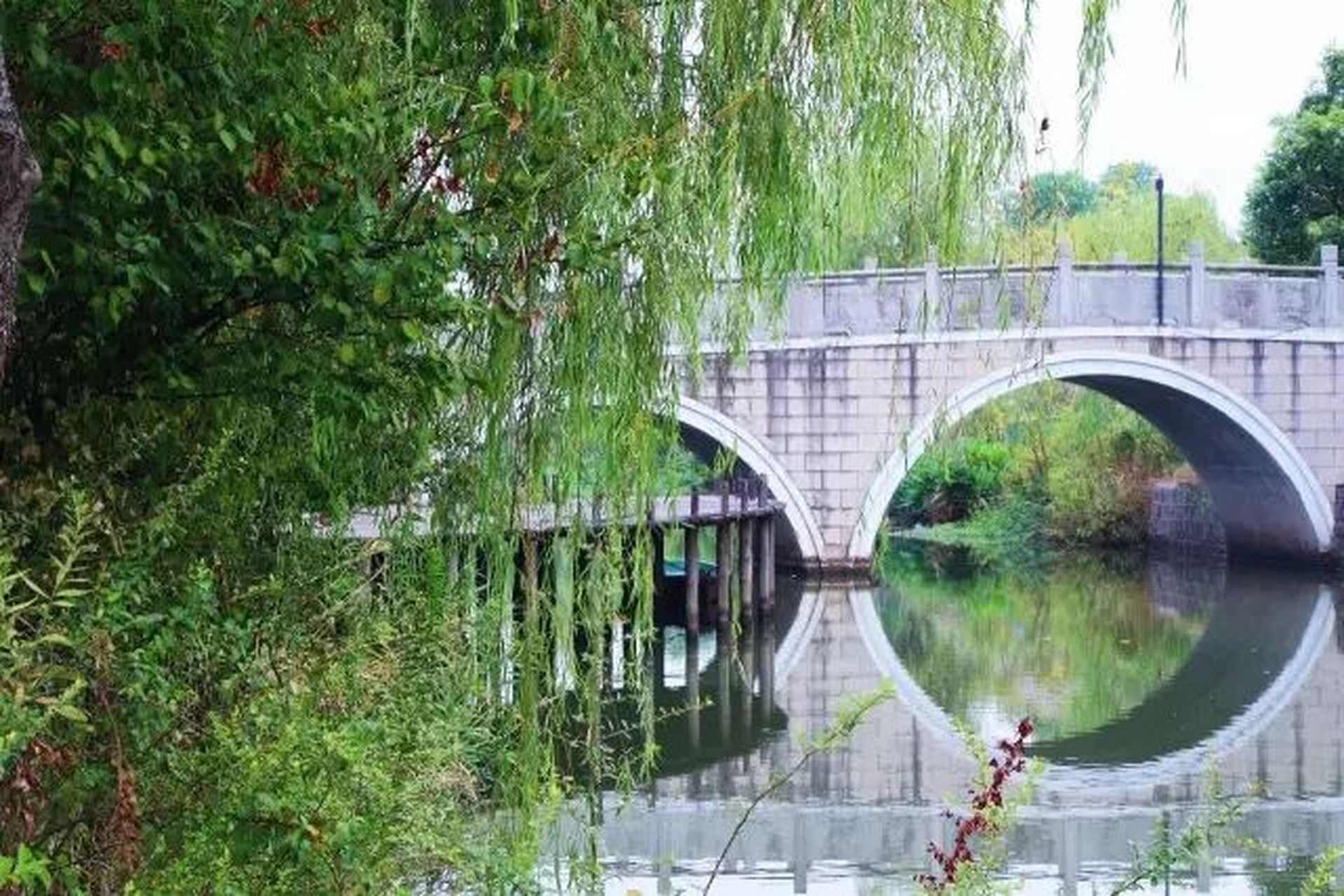 张家瀛,位于浙江宁波鄞州区邱隘镇东南侧,曾用名四喜村,是一个不起眼