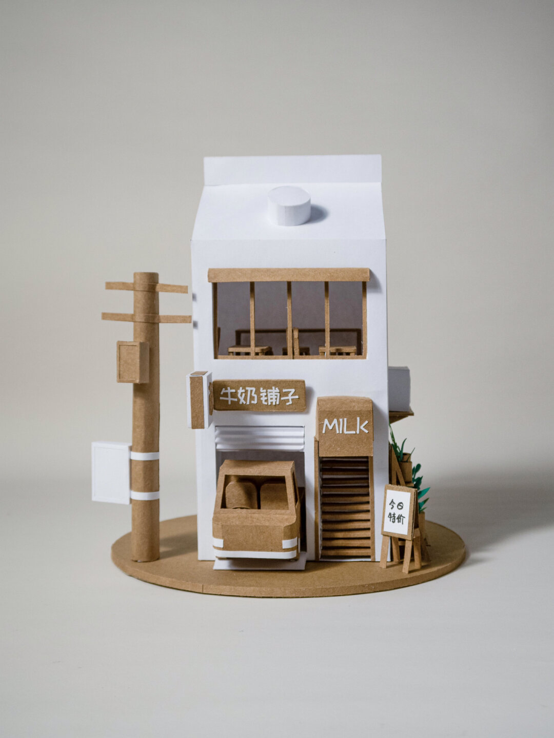 牛奶盒,方方正正,顶部微尖,天生就是个小房子的模样