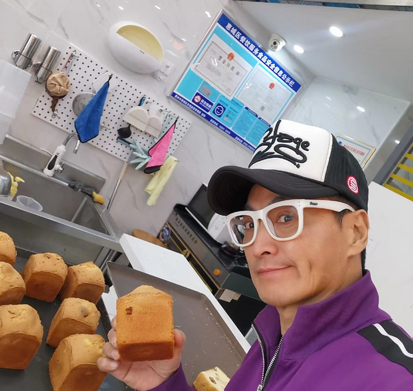 原来,何家劲在惠州创办的食品加工厂"劲家庄"日前正式开工,为了庆祝