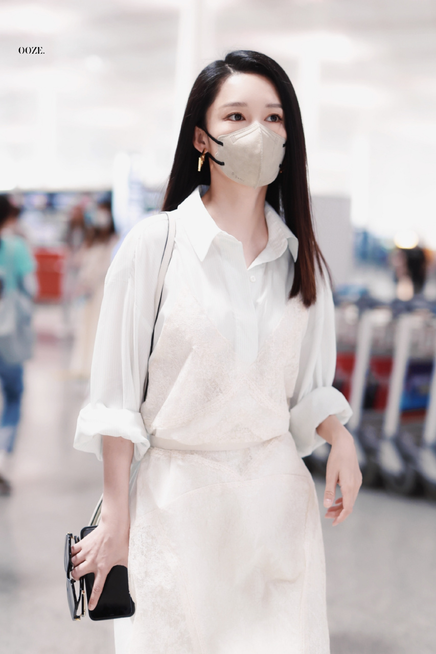 李沁机场街拍,出发前往巴黎高定时装周看秀,简约的白色束腰衬衫裙搭配