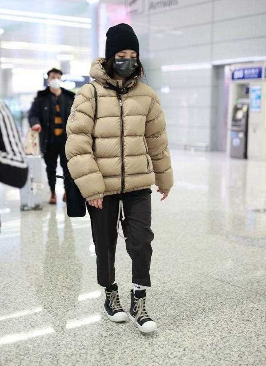 欧阳娜娜走机场穿的真低调,驼色羽绒服包裹得严严实实,看着就十分暖和