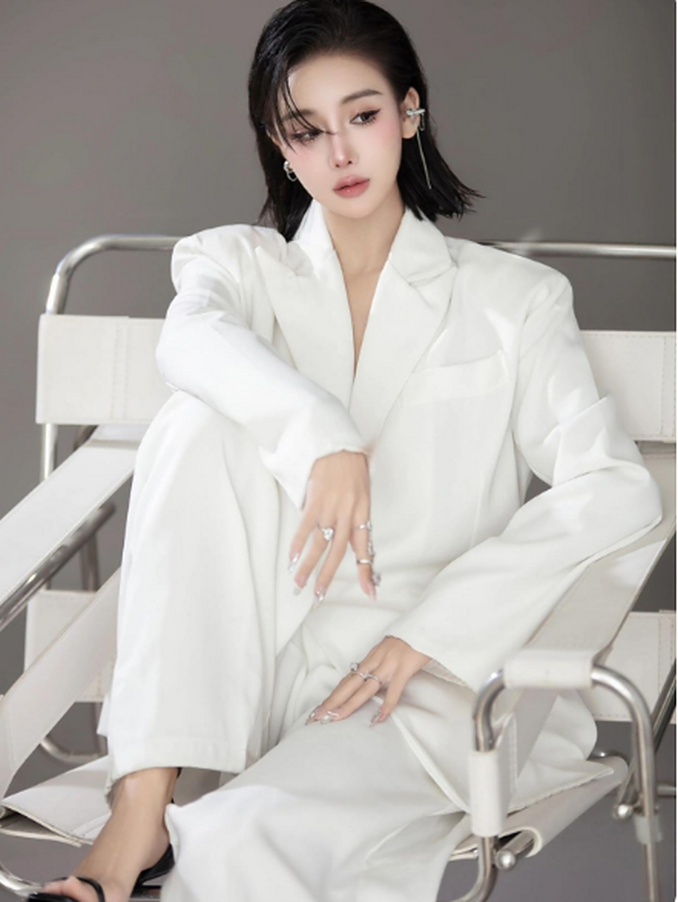 白色西装心动瞬间,酷感美女写真