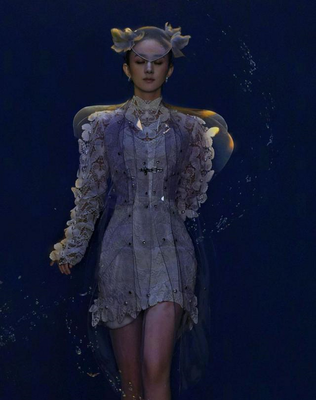 赵丽颖复工首封:国风与武侠风,皎洁月光下的静谧柔美!