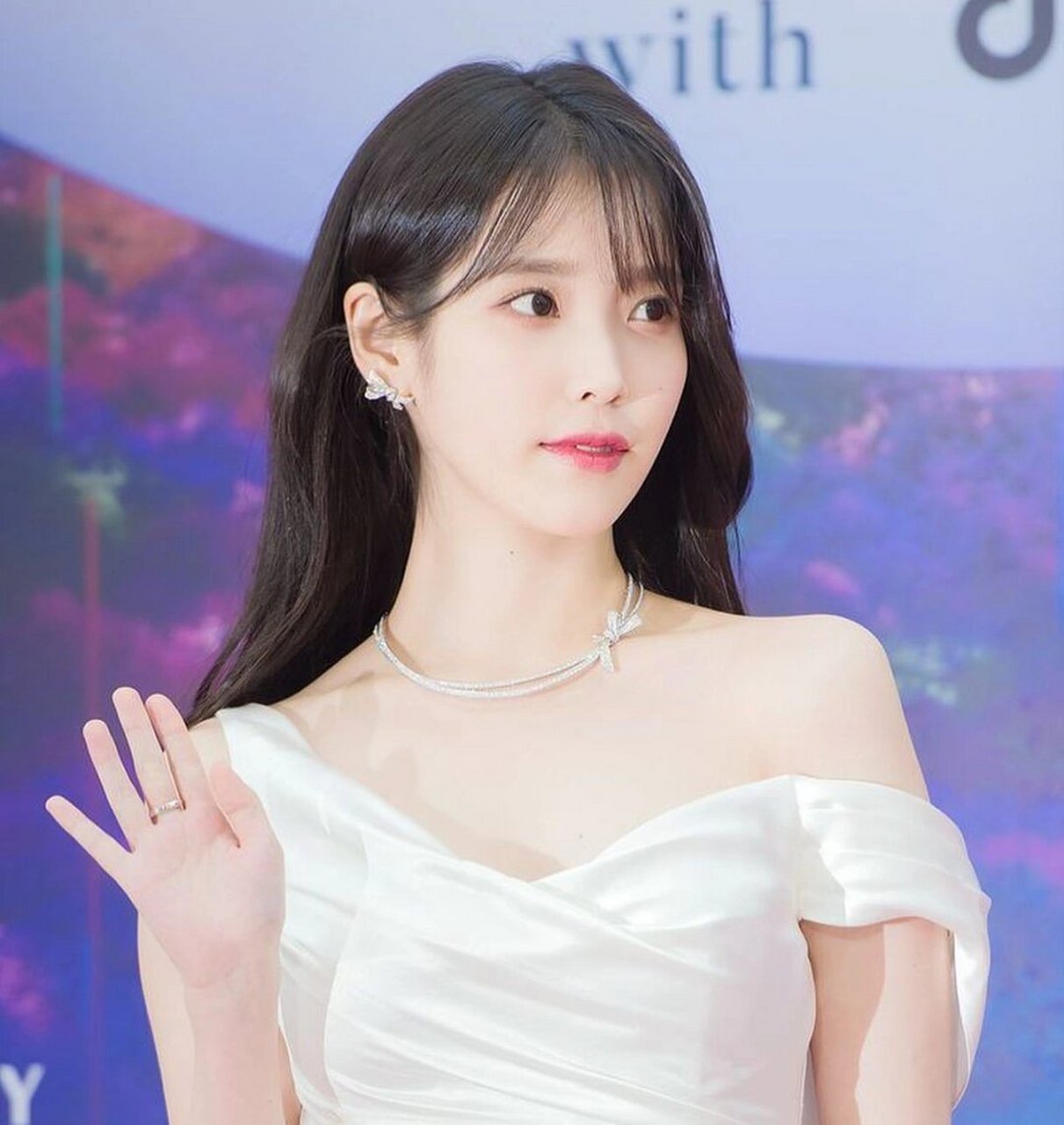 iu ins更新～白色礼服好温柔!