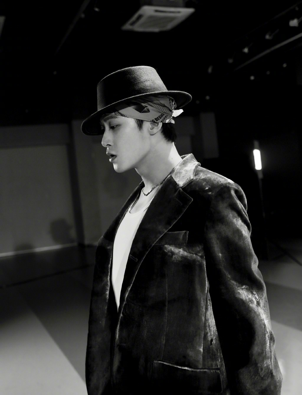 檀健次练习室随拍,黑白氛围感拉满!礼帽头巾造型好帅!5.