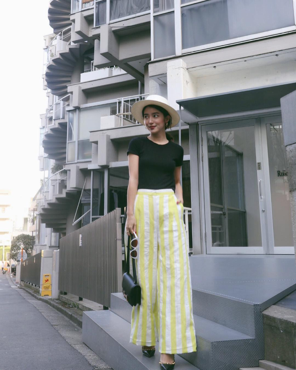 霓虹麻豆大口智惠美私服穿搭 霓虹麻豆大口智惠美 标志性的深色红唇