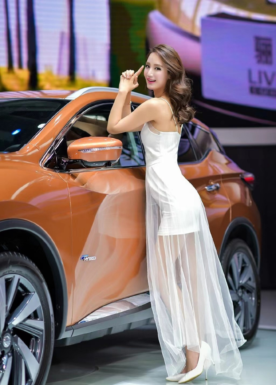 韩国美女车模一袭白纱长裙尽显好身材