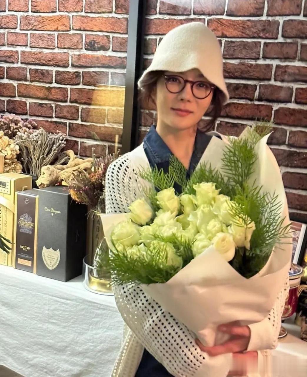 3月,演员蔡琳在自己的instagram上写道"感谢",并上传了多张照片.