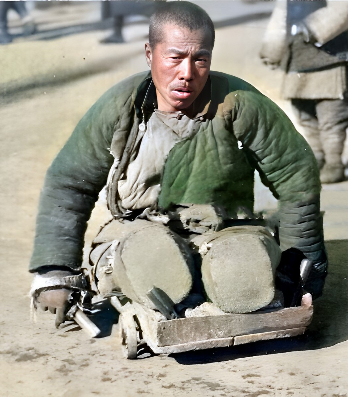 1937年,抗日战争时期,一名伤残军人在街头.