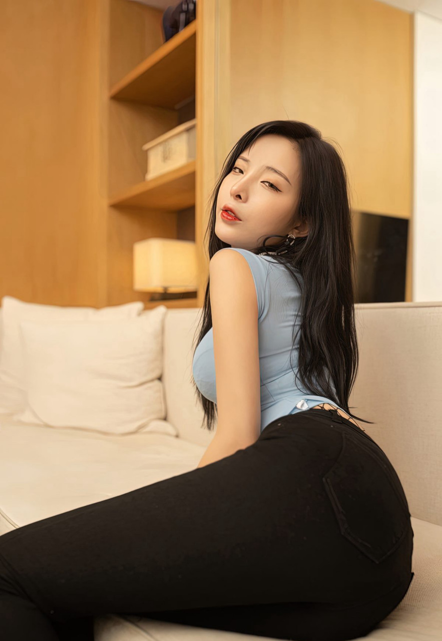 性感女神陈小喵紧身裤超清私拍