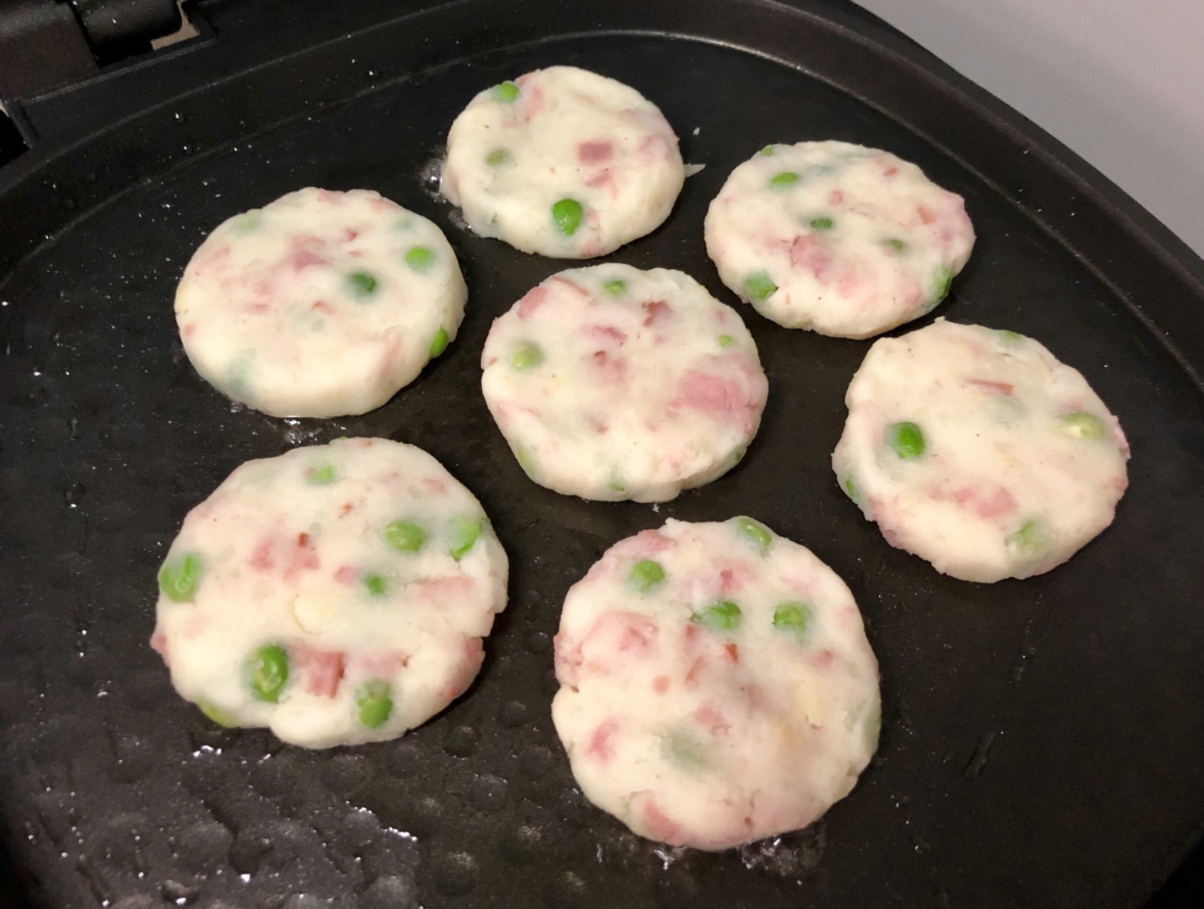 培根豌豆土豆餅 睡前把土豆洗好放高壓鍋或電飯煲,設定好時間,早上