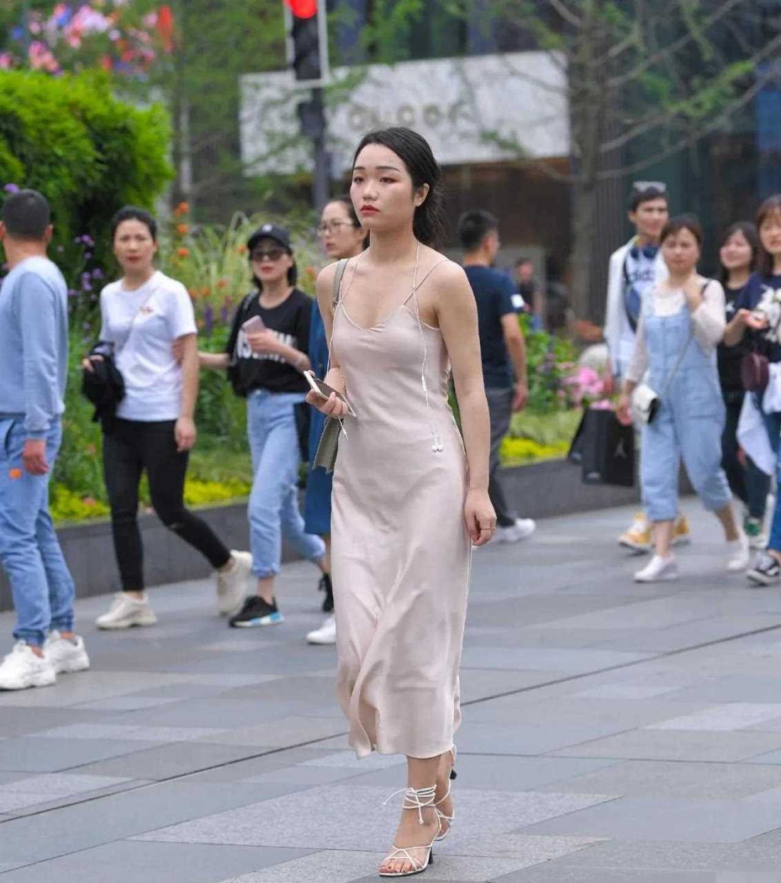 真丝吊带连衣裙配绑带高跟鞋,给人一种妩媚的感觉,美丽优雅动人,高级