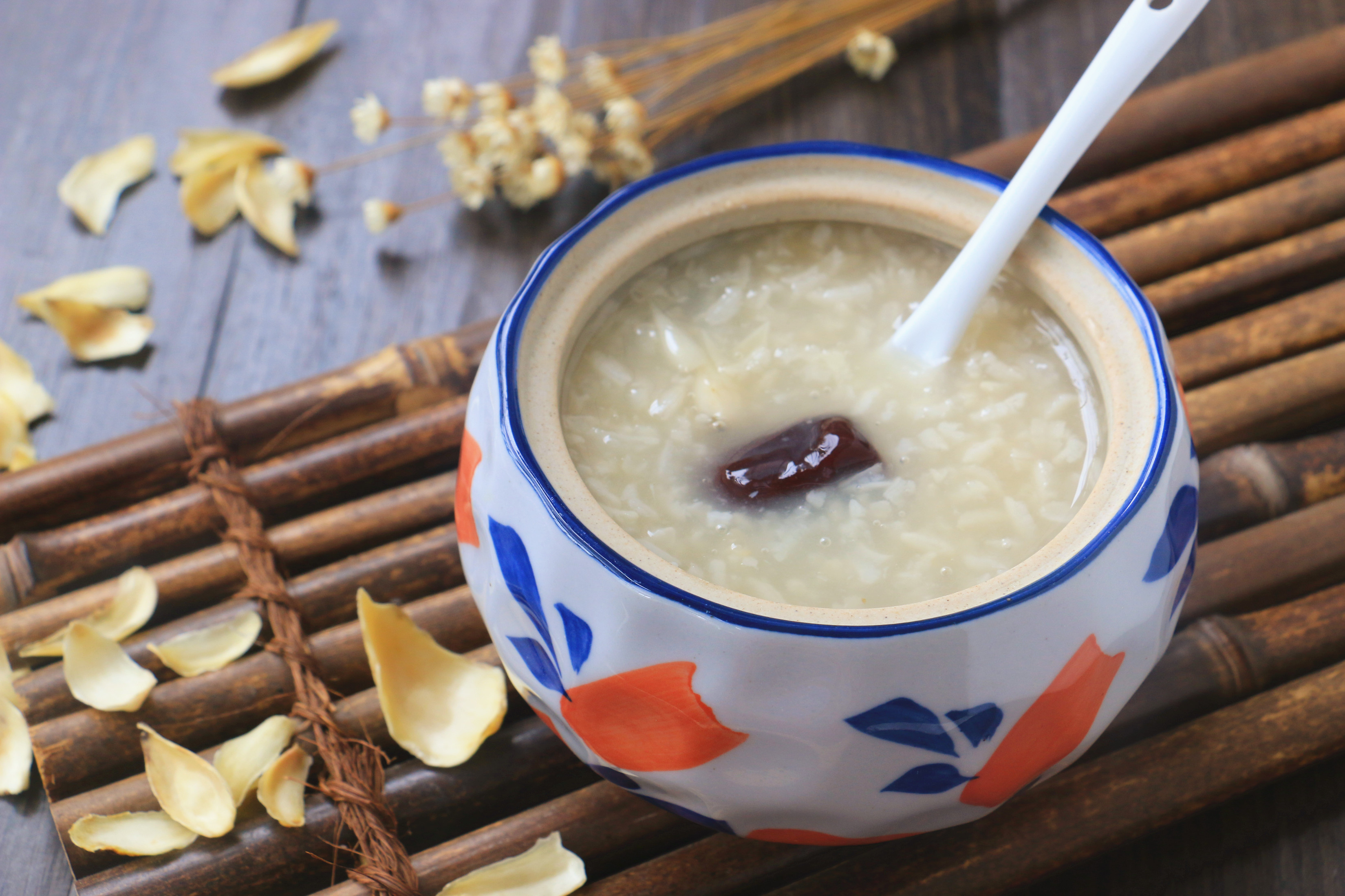 百合粥, 自古以来便是中医养生的一种良方.