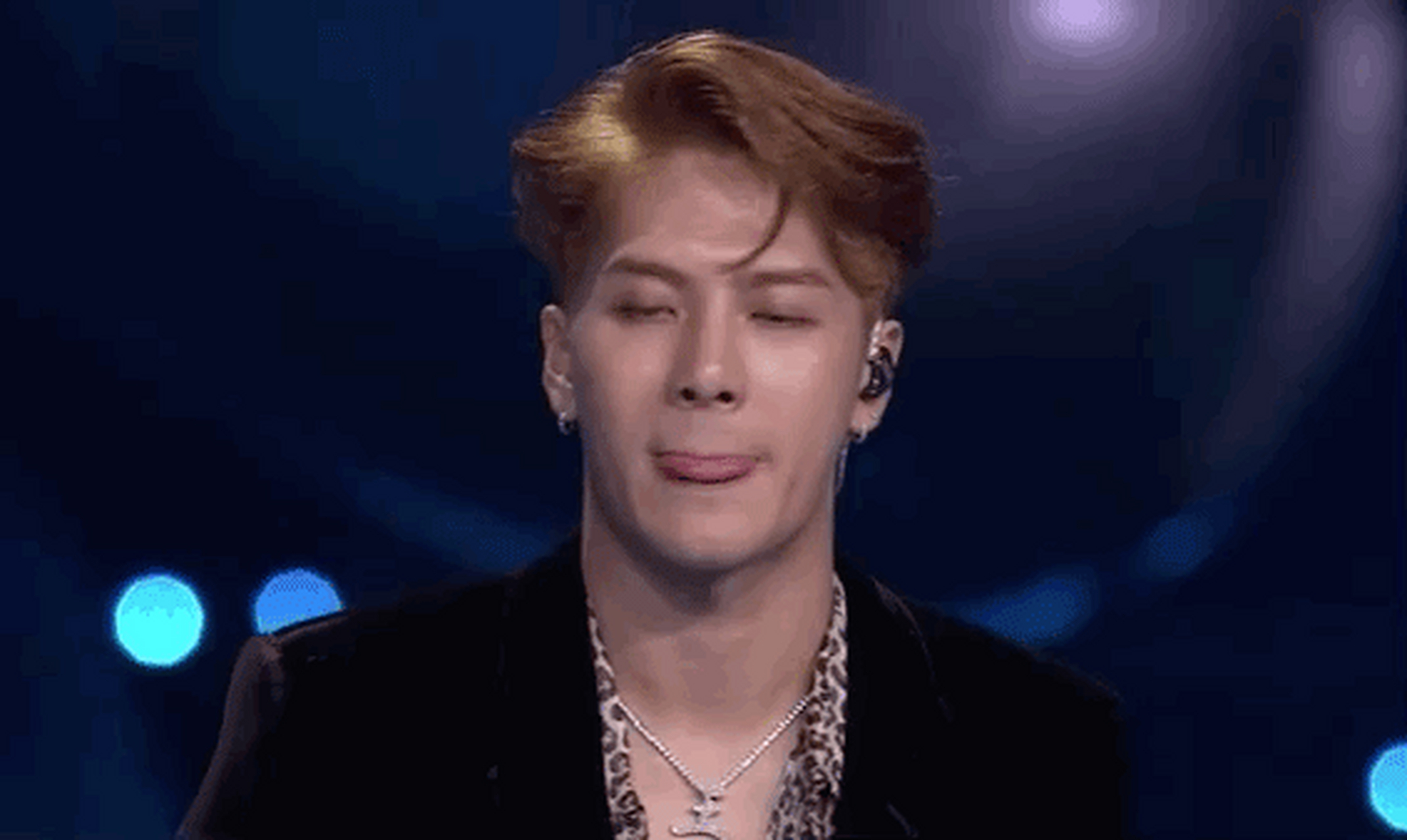 王嘉尔在担任亚洲金曲大赏的嘉宾主持时,展现出其幽默的性格和出色的