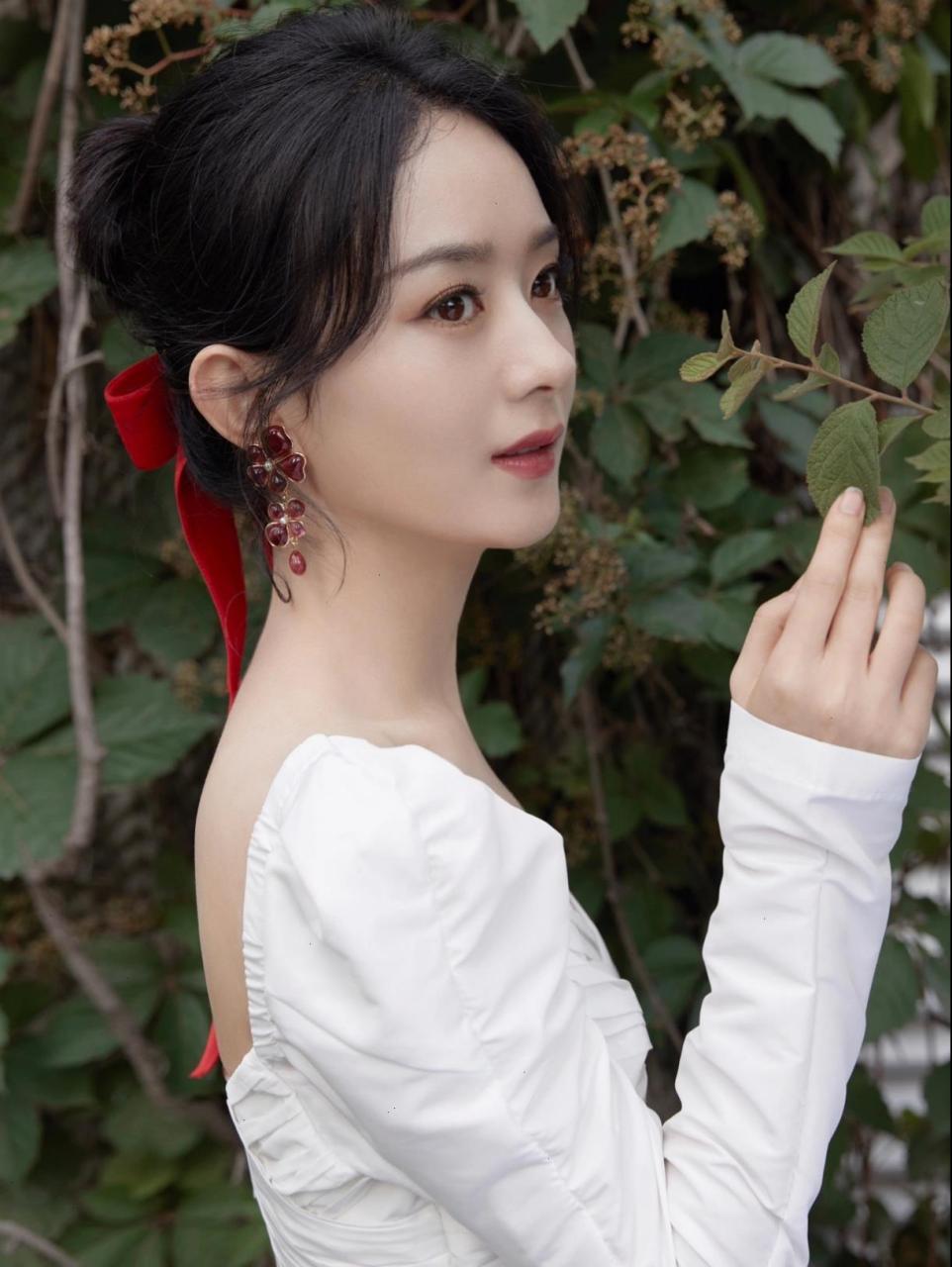 赵丽颖同款平替穿搭 咱颖姐的白色礼服不要太好看啦! 衣服:花樽与花