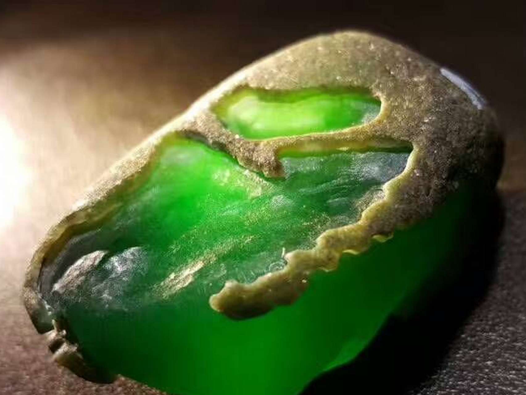 翡翠原石##点击头像看直播#线状或刀口状排列的石棉就是我们常看档哪