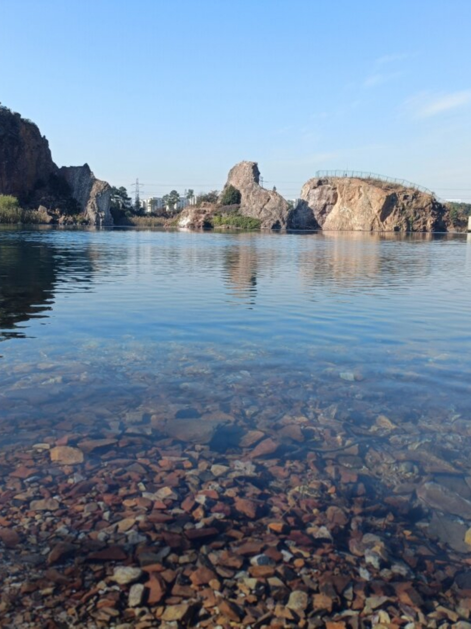 苏州翡翠湖  苏州翡翠湖是一个非常美丽的人工湖,位于苏州市工业园区