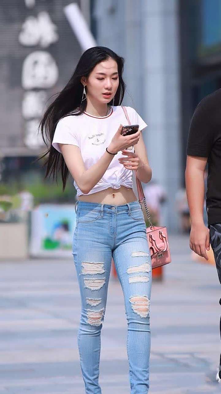 小姐姐穿紧身裤显出微胖的身形,这破裤子是不是该补补了