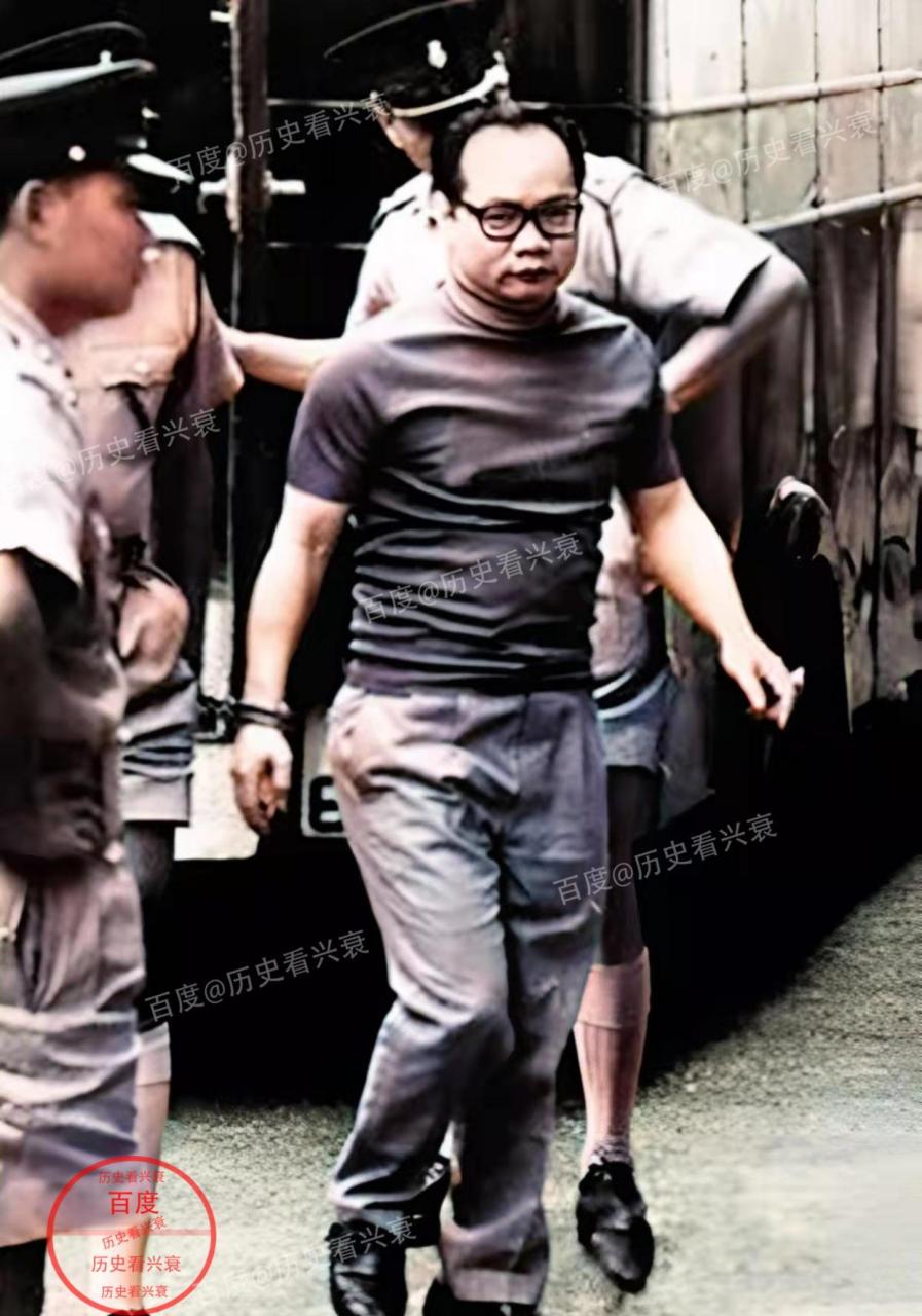 戴手铐的男子是当时香港黑社会义群的老大吴锡豪,电影跛豪中伍国豪的