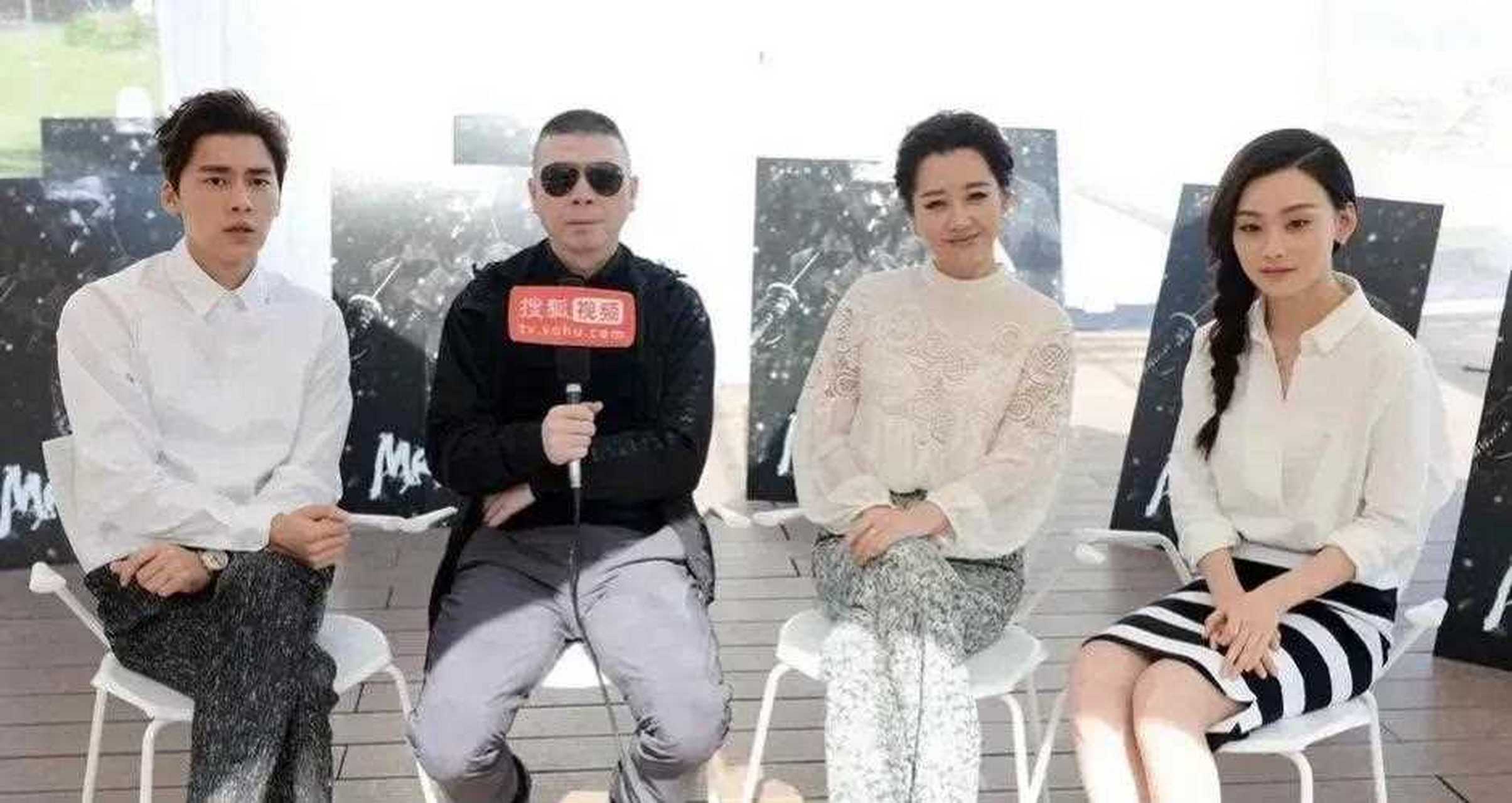 许晴冯小刚,合体去国外参加活动,甜蜜出游,同框太和谐了!