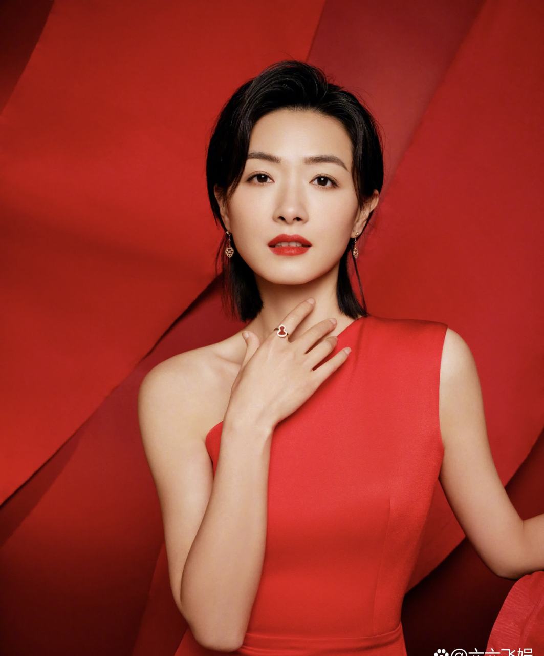 万茜的春晚造型真是红火啊! 斜肩设计,帅气又优雅.